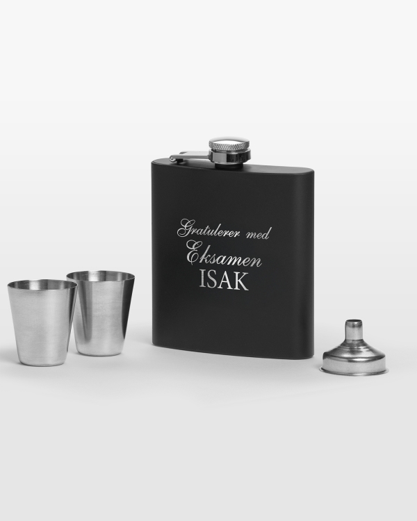 Svart lommeflaske med personlig gravering – perfekt konfirmasjonsgave