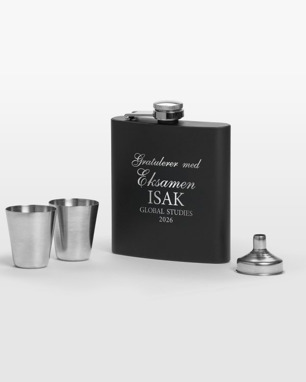 Svart lommeflaske med personlig gravering – perfekt konfirmasjonsgave