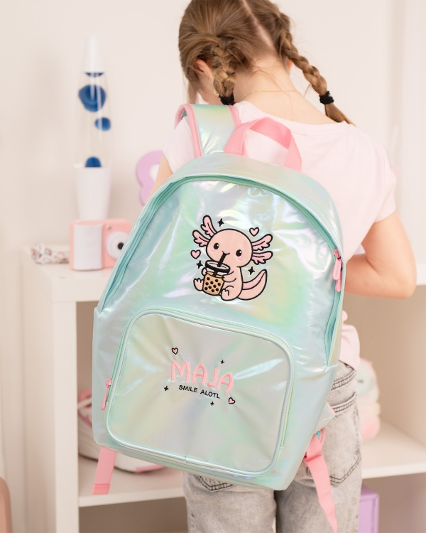 Skolesekk i skimrende turkise farger med axolotlmotiv og brodert navn