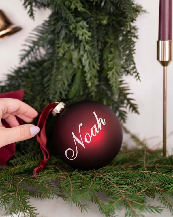 Rød personlig juletrekule med navn