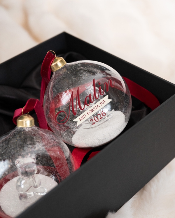 Julekule i glass med navn, personlig hilsen og motiv av en gyngehest