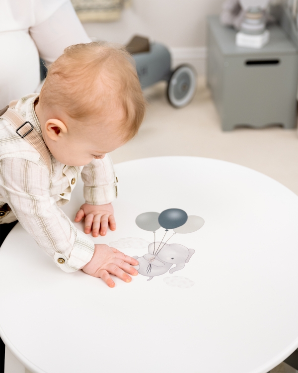 Hvitt barnebord med elefantmotiv