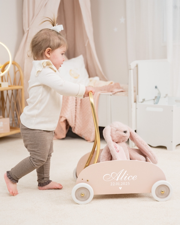 Rosa gåvogn med navn og fødselsdato