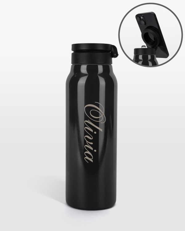 Svart flaske med personlig gravering i metall og magnet for mobil, perfekt for stil og praktisk bruk.