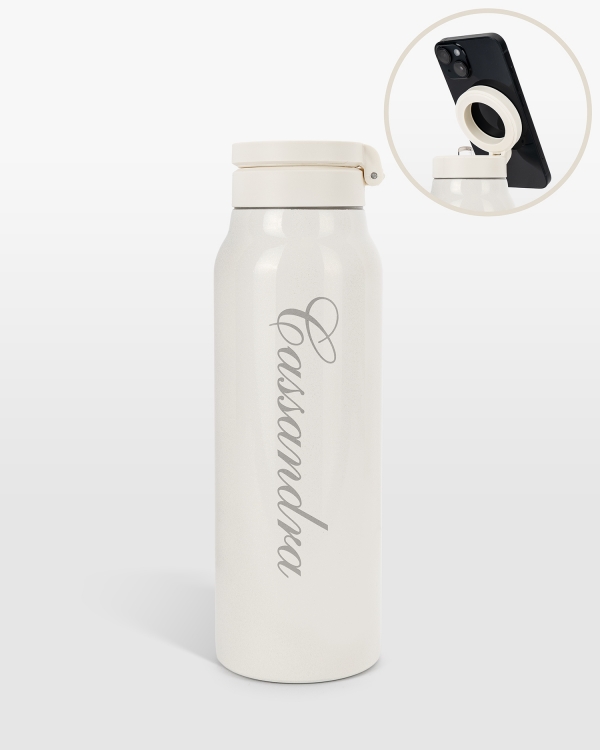 Hvit drikkeflaske med navn og magnetfeste