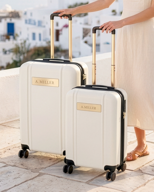 Sett med kremfarget koffert og kabinveske med gravert navn