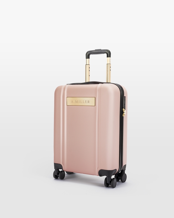 Rosa kabinbag med gravert navn og gulldetaljer