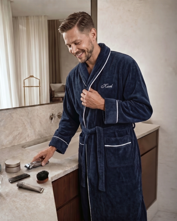 Mørkeblå morgenkåpe med brodert tekst