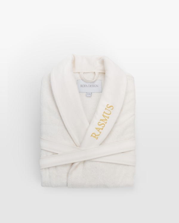 Luksuriøs kremfarget badekåpe med personlig broderi i gull, perfekt for elegant komfort og stil.