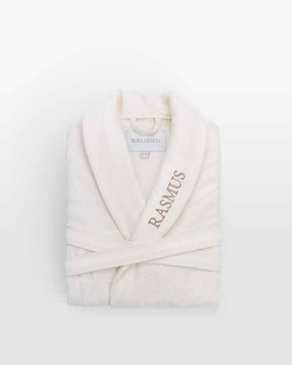 Kremfarget badekåpe med personlig broderi i sand, perfekt for subtil eleganse og koselig komfort.