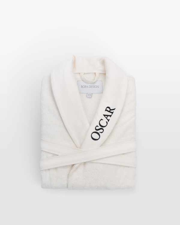 Moderne kremfarget badekåpe med personlig broderi i svart, ideell for stilig komfort og hverdag.