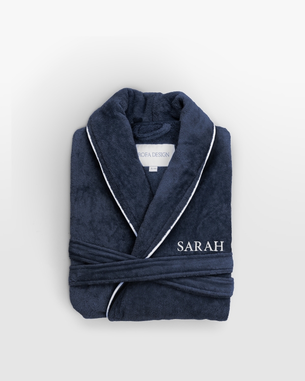 Klassisk marineblå badekåpe med personlig broderi, perfekt for tidløs komfort og stil.