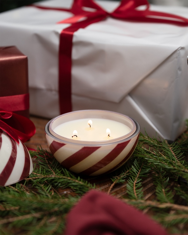 Duftlys formet som en juletrekule, kommer med tre veker