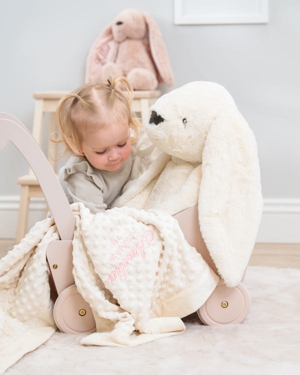 Kremfarget kosekanin med navn