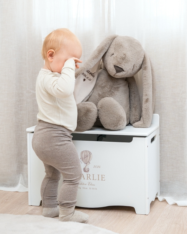 stort kosedyr med brodert navn