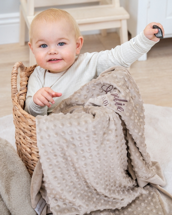 Koselig brunt babyteppe med brodert navn og dato