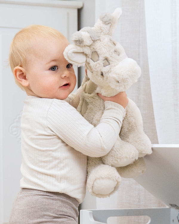 Myk sjiraff med navn som personlig gave