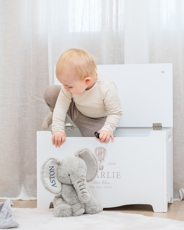 Kosedyr i form av en elefant som merkes med barnets navn
