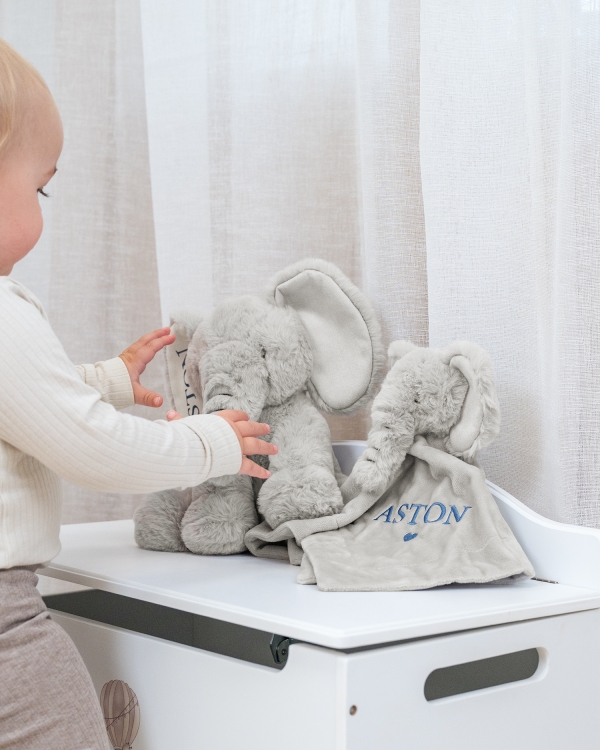 kosedyr med brodert navn