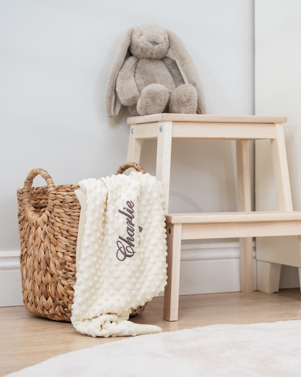 Babyteppe med brodert navn og dato