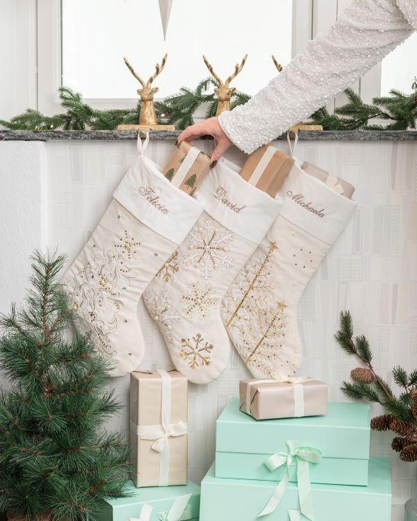 kremfargede julestrømper med glitrende detaljer
