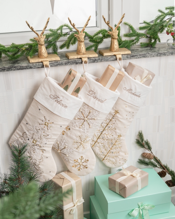 kremfargede julestrømper med broderi