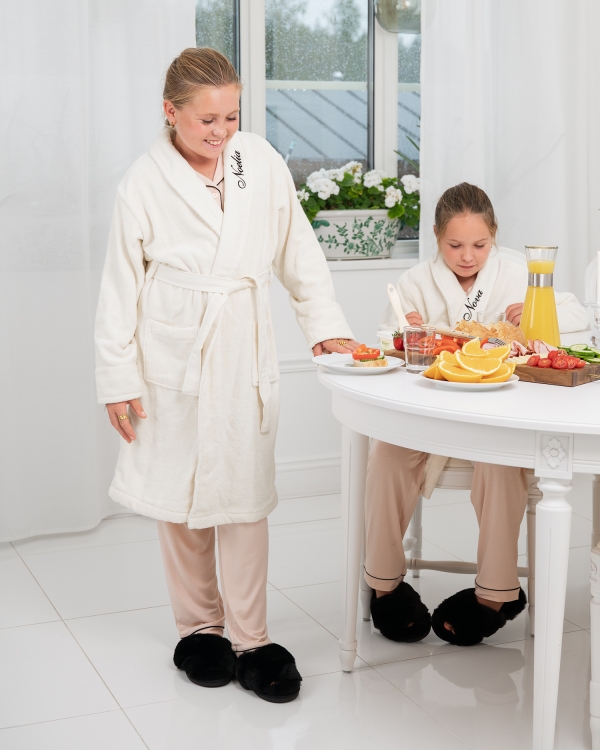 Moderne hvit badekåpe med personlig broderi