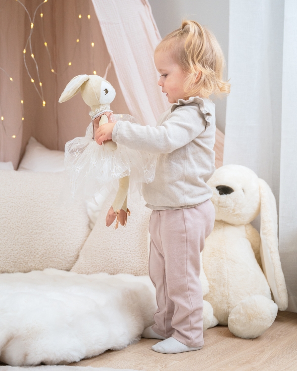 Kosedukke med kaninmotiv og barnets navn.