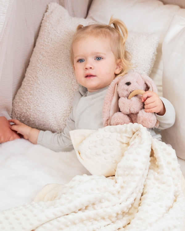 Rosa kosekanin med bitering til babyen.