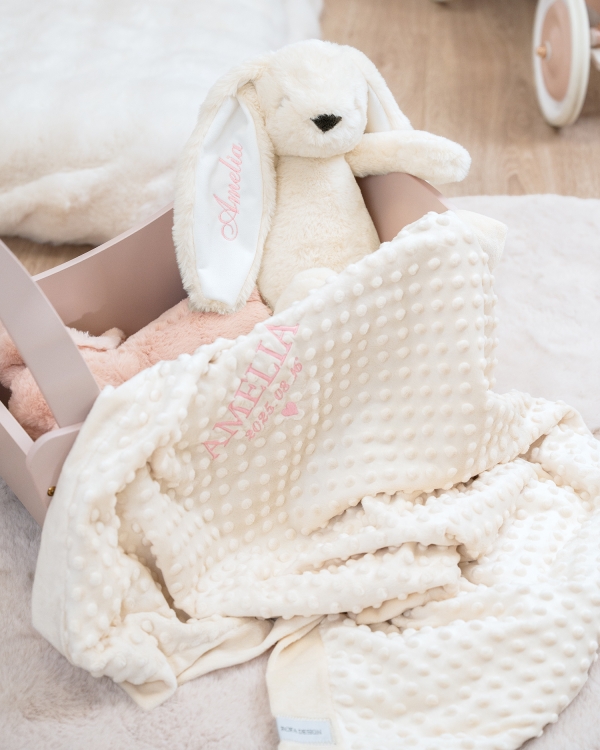 Cremefarget kosedyrkanin og babyteppe med navn