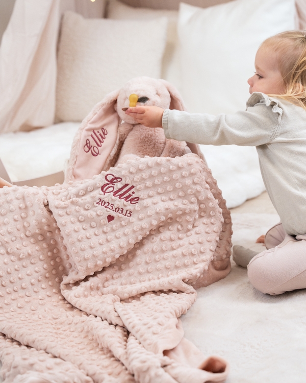 babyteppe broderes med barnets navn og dato