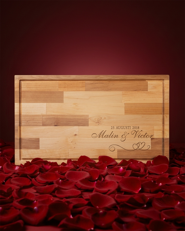 Gravert skjærebrett i or til Valentinsdagen