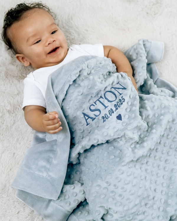 Koselig blått babyteppe med brodert navn