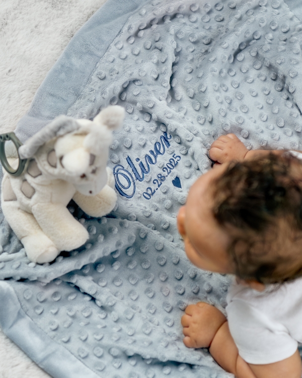 Koselig blått teppe med navn og dato broderi