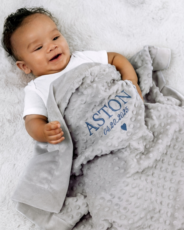 Koselig grått babyteppe med brodert navn