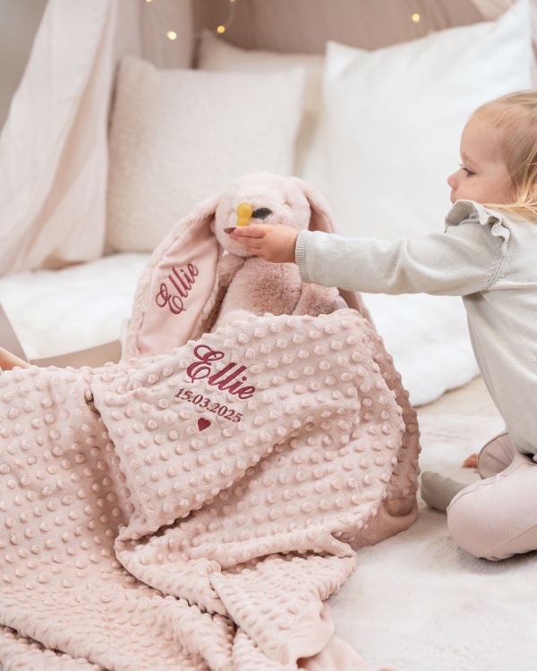 babyteppe broderes med barnets navn og dato