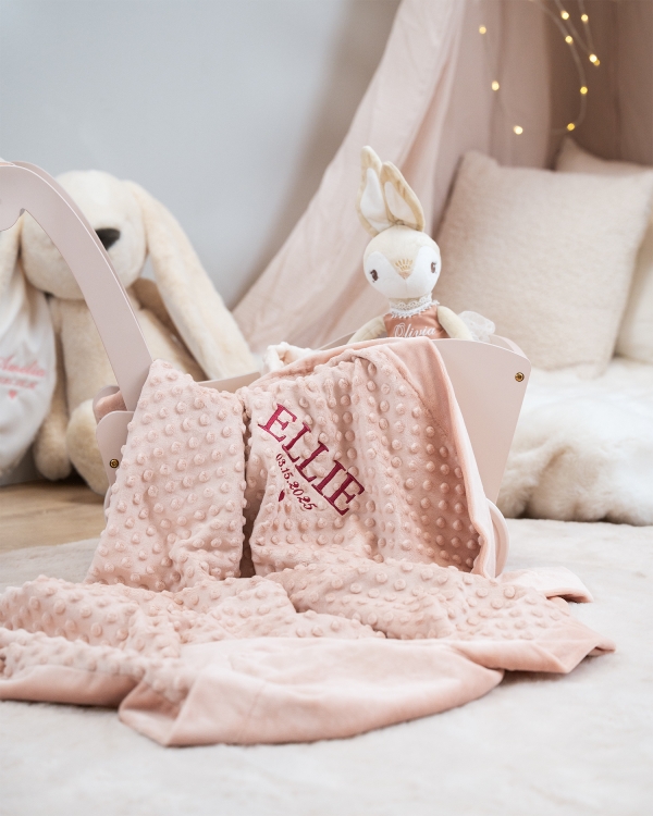 Rosa babyteppe brodert med valgfritt navn og fødselsdato.