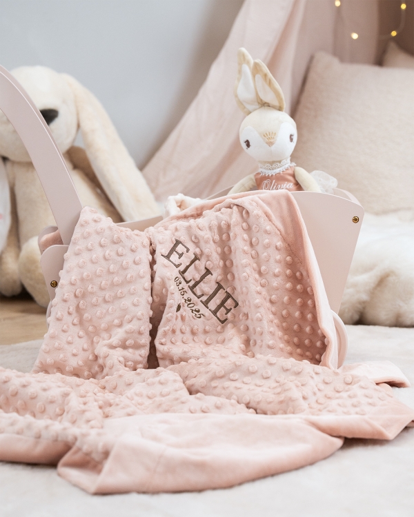 Koselig rosa teppe med brodert navn og dato