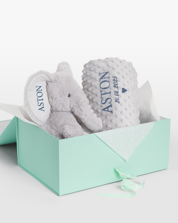 Gavesett med kosedyr og babyteppe med navn