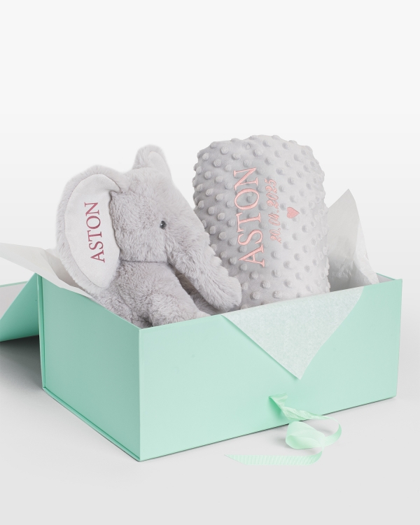 Gavesett med kosedyr og babyteppe med navn