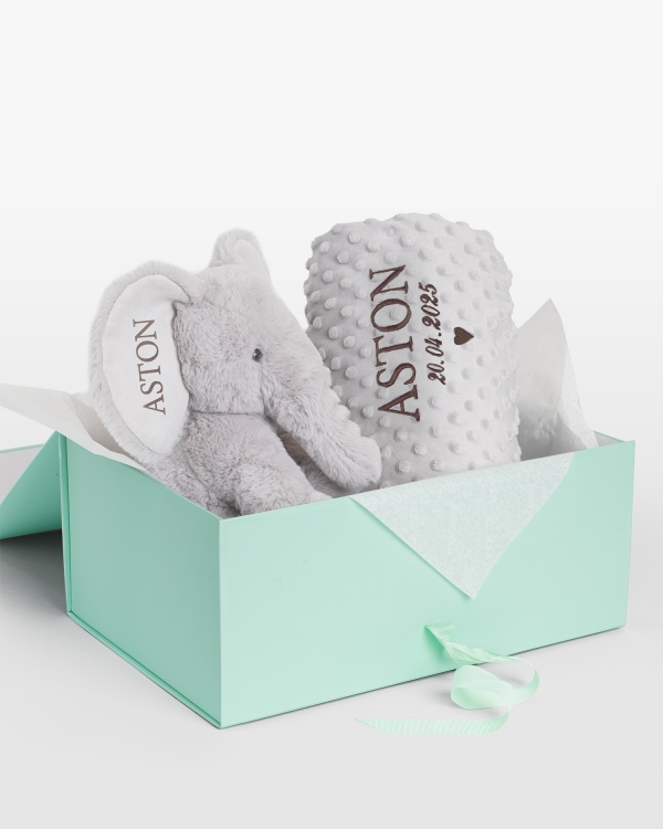 Gavesett med kosedyr og babyteppe med navn