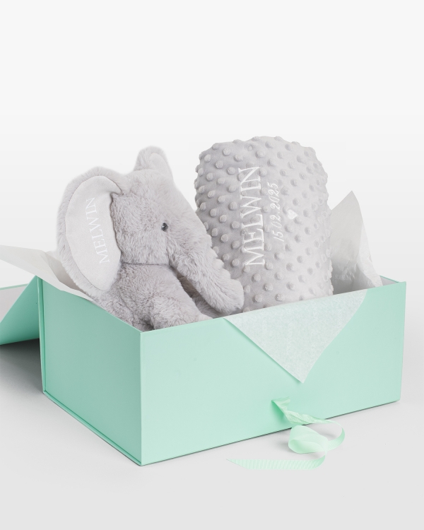 Gavesett med kosedyr og babyteppe med navn