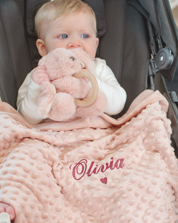 Mykt babyteppe som leveres personlig merket med matchende kosedyr med bitering