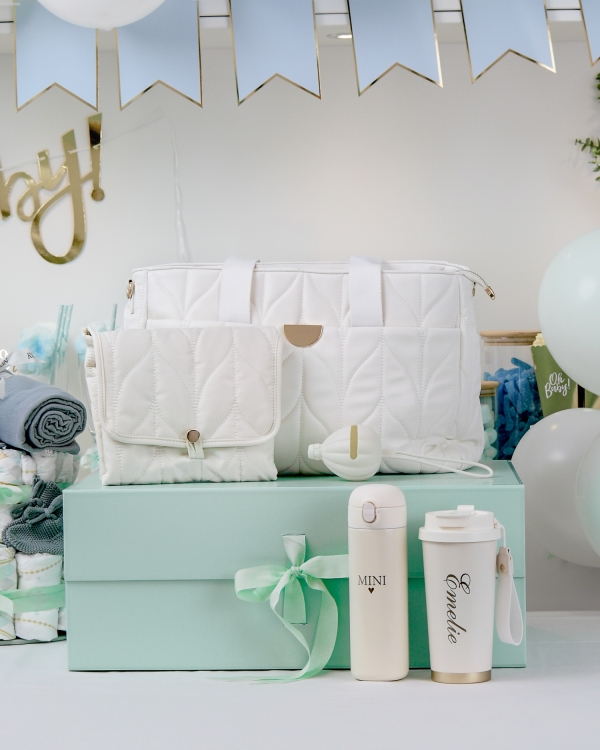 Babyshowergave med stelleveske, stelleunderlag, smokkholder, termos og kaffekopp.