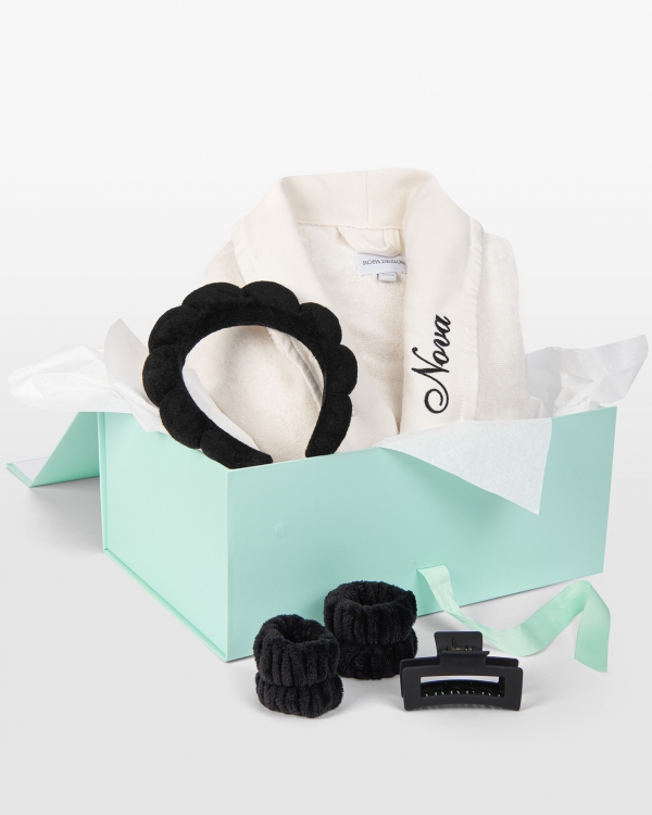 sett med hårtilbehør og badekåpe med navn, til barn