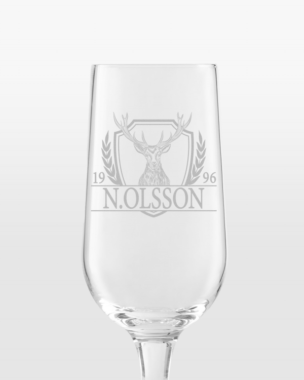 Ølglass med gravert hjortmotiv, navn og årstall