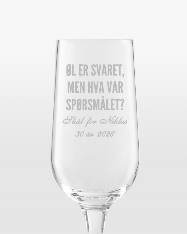 Ølglass med gravert navn og sitat