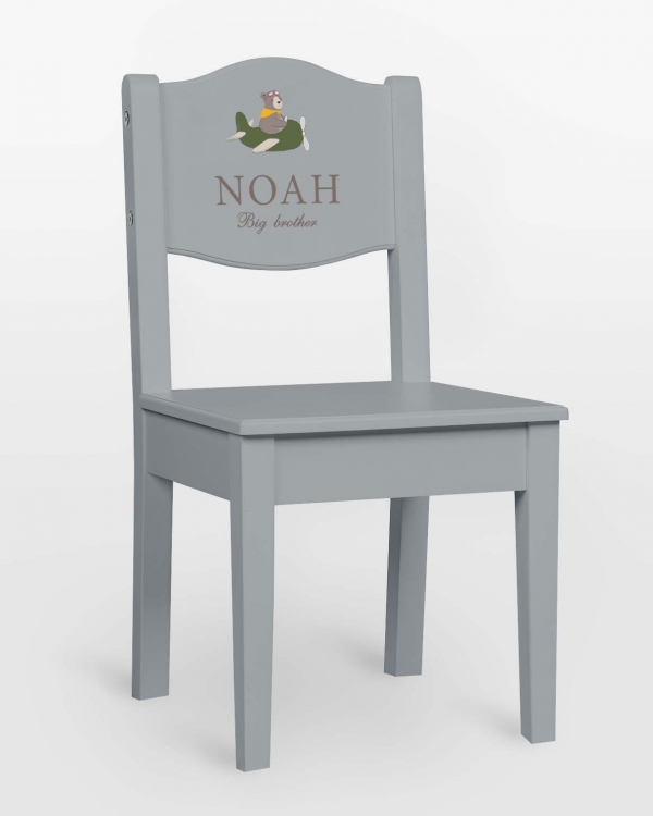 Blå barnestol med bjørn som flyr og navn og valgfri tekst