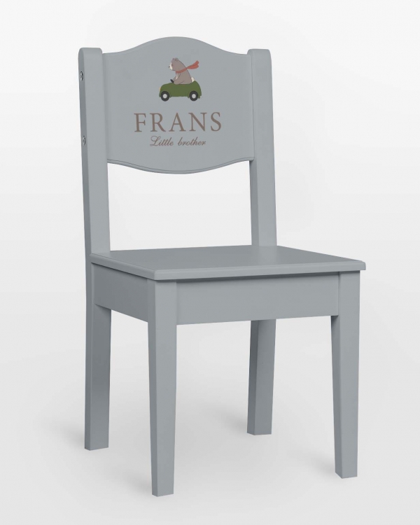 Blå barnestol med bjørn som kjører bil og navn og valgfri tekst