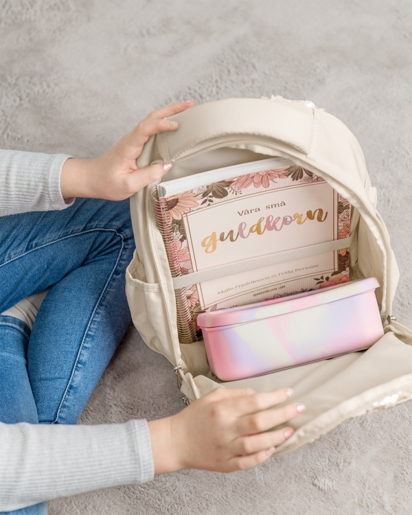 Beige ryggsekk med mange praktiske rom til skolen